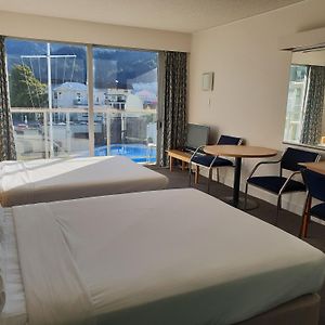 Zimmer mit Kingsize-Bett